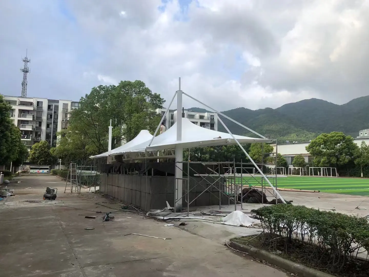 2026年贵州普定停车棚球场棚改造纪实:老旧雨棚换新,运维压力怎么降